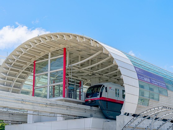 沖縄都市モノレール てだこ浦西駅の駅舎。アーチ状の白い屋根が特徴